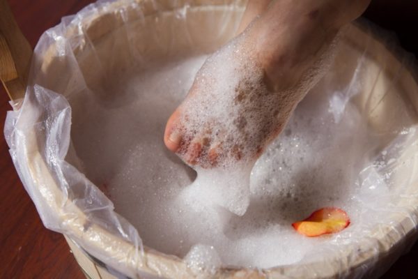 Мытье ног шампунем против перхоти