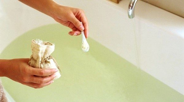 Одним из эффективных методов лечения кожных высыпаний народными методами считается принятие прохладной ванны с содой