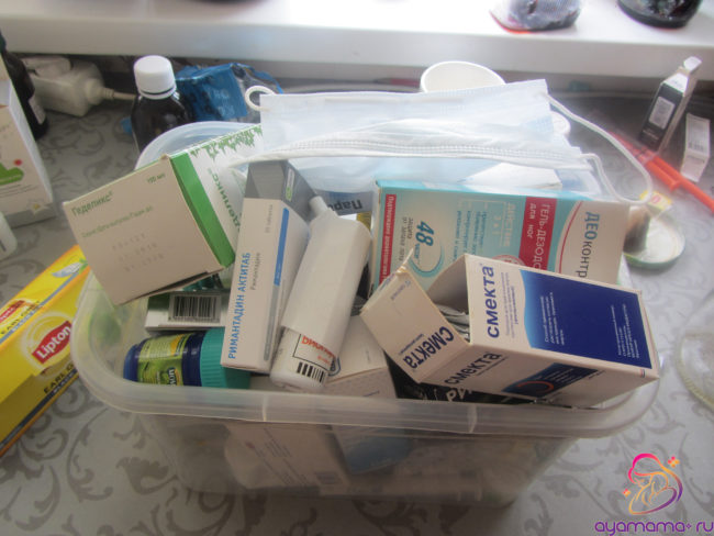 Лекарства в аптечке на кухонном столе