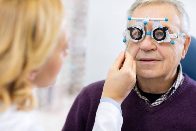 Слезятся глаза: причины и лечение у пожилых людей, диагностика, что делать (препараты от слезотечения и народные средства)