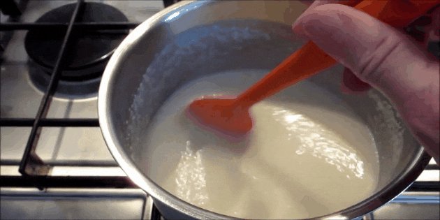 Как варить манную кашу: Влейте в кастрюлю молоко и воду и всыпьте манную крупу
