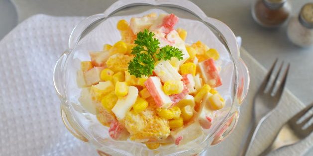 Рецепты: Салат с кукурузой, крабовыми палочками и апельсином