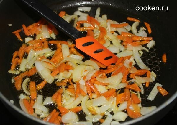 Пассируем морковь и лук