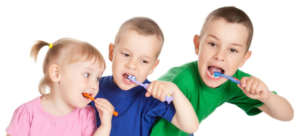 С раннего возраста нужно приучать детей к гигиене полости рта