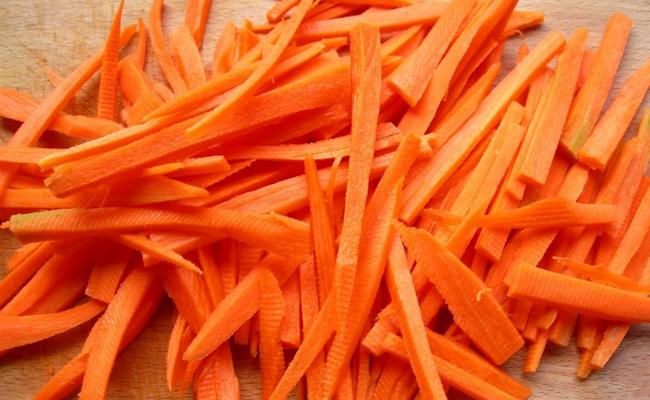 морковку порезать
