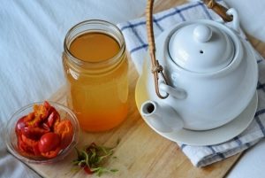 народное средство от гриппа — отвар шиповника с мёдом