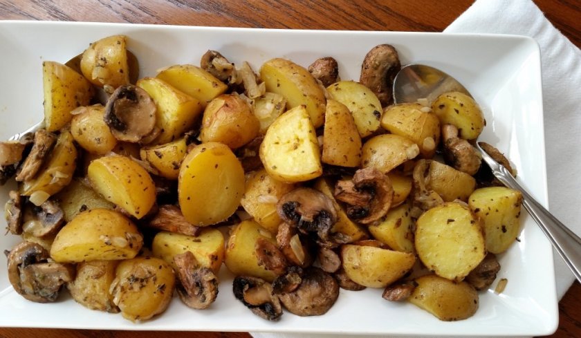 Жареная картошка с подосиновиками с зеленью