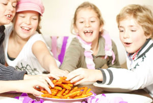 Дети едят чипсы