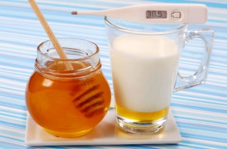 Молоко с медом - домашнее лекарство от кашля