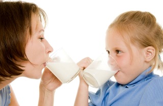 Лечение кашля молоком и содой