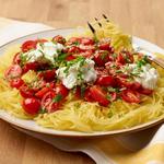 Тыквенные спагетти со свежими томатами и рикоттой