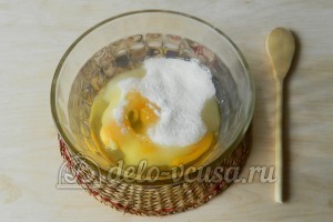 Бисквит с джемом: Соединить сахар и яйца