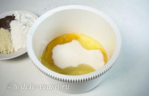 Абрикосовый торт: Соединить яйца с сахаром