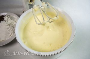 Абрикосовый торт: Взбить яйца до устойчивой пены
