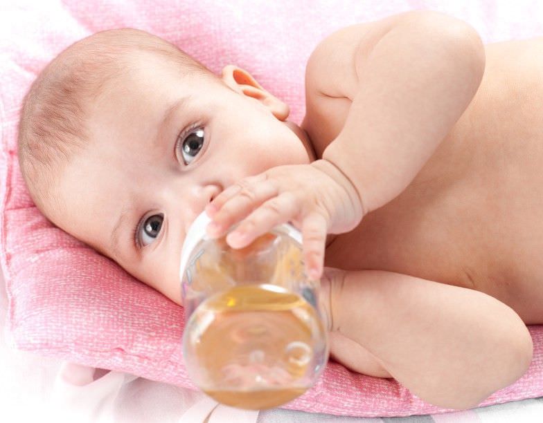 Когда малыша мучает грудной кашель – лечение должно включать в себя потребление большого количества жидкости