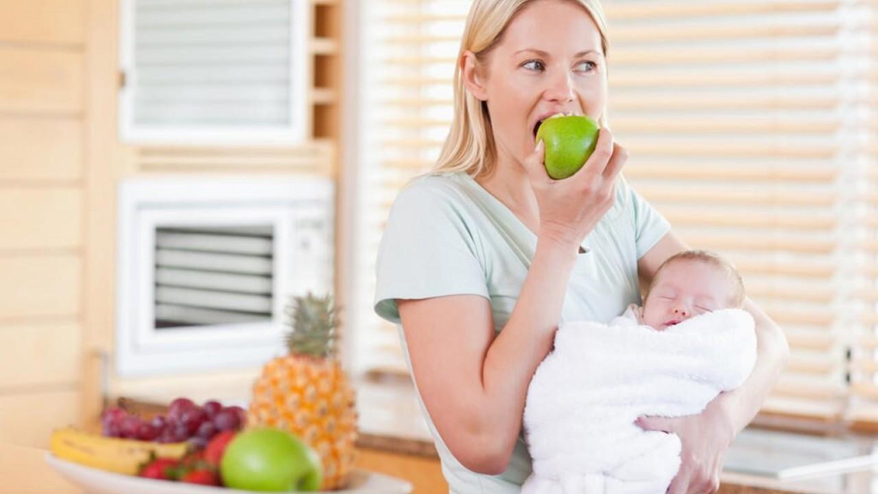 Кормящая мама кушает яблоко
