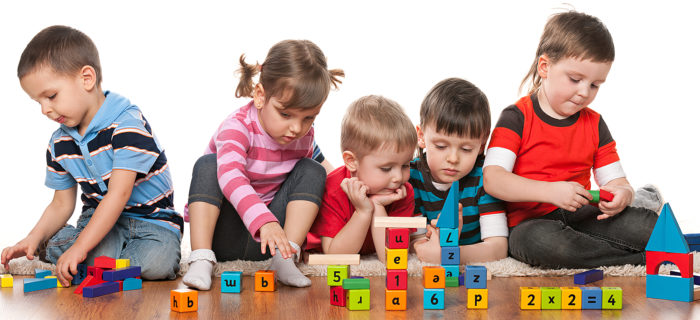 Дети с ЗПР играют с кубиками вместе