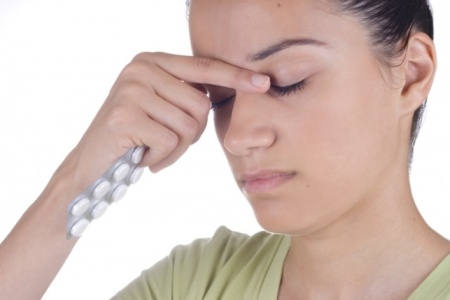 У женщины болит голова: причиной выкидыша на ранних сроках может стать старая травма.