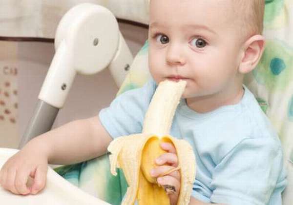 малыш есть банан
