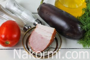 Баклажан с беконом, помидорами и сыром