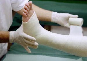 Накладывание медицинской повязки на ногу