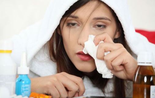 женщина болеет гриппом