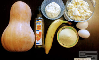 Шаг 1: Для приготовления торта возьмите: тыкву, манную крупу, яйца, творог, сметану, кленовый сироп, банан.
