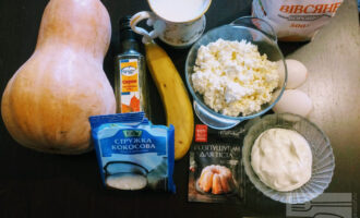 Шаг 1: Для приготовления торта возьмите: тыкву, яйца, овсяную муку, кленовый сироп, разрыхлитель, творог, сметану, банан, кокосовую стружку. 