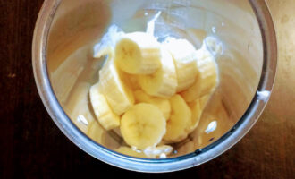 Шаг 8: В чашу блендера выложите сметану, добавьте кленовый сироп и порезанный банан. Взбейте до получения однородной массы.