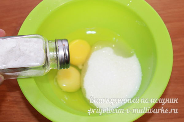 смешиваем сырые яйца и сахар