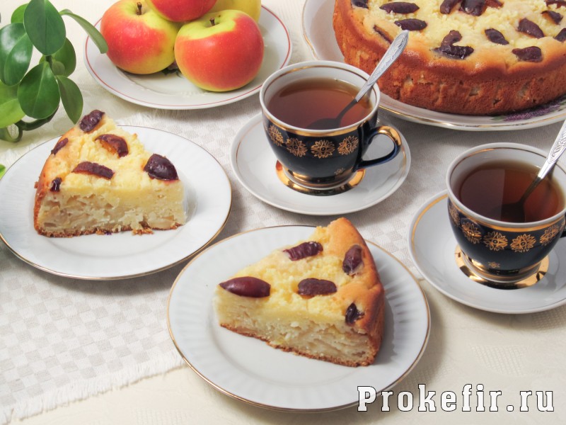 Творожный пирог со сливами и яблоками на кефире: фото 10