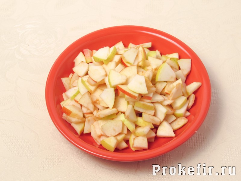 Творожный пирог со сливами и яблоками на кефире: фото 3