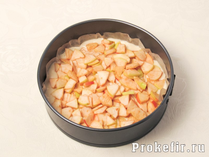 Творожный пирог со сливами и яблоками на кефире: фото 7