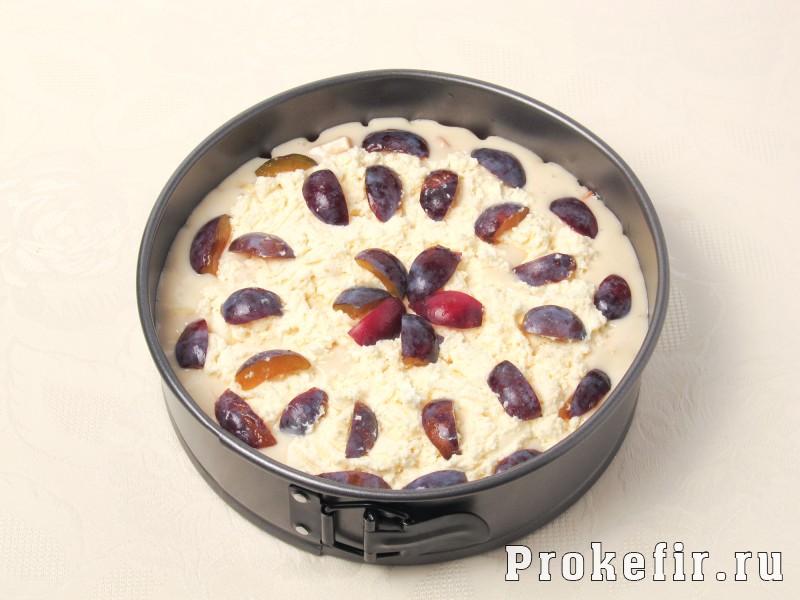 Творожный пирог со сливами и яблоками на кефире: фото 9