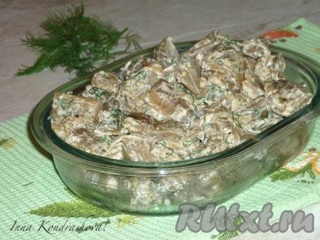 Переложить баклажаны, жареные, как грибы, в салатницу и можно подавать на стол в горячем или холодном виде. 
