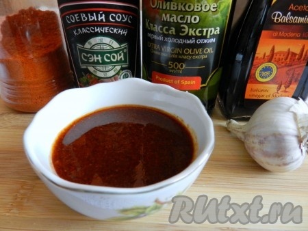 Для соуса смешать измельченный чеснок, оливковое масло, соевый соус, паприку и бальзамический уксус.