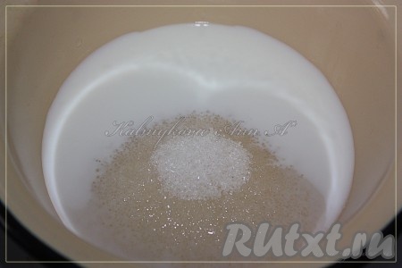 В миску или сковороду налить молоко и всыпать сахар.
