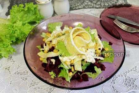Фото рецепта Салат со свёклой, кукурузой и омлетом