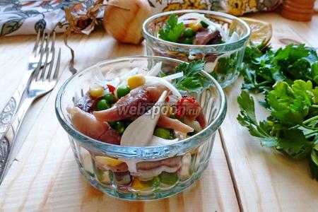Фото рецепта Салат-закуска из копчёной сельди, горошка и кукурузы