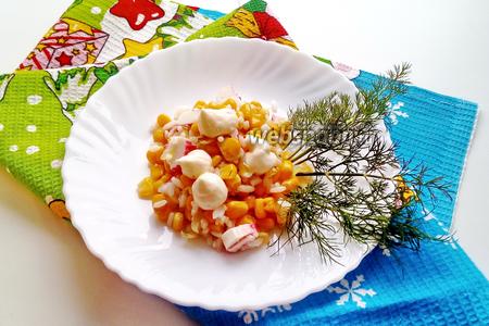 Фото рецепта Салат из крабовых палочек с жареным луком