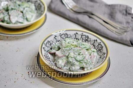 Фото рецепта Салат из свежих огурцов, зелени и редиса с кислым молоком