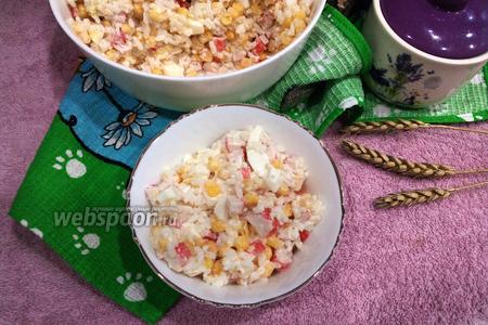 Фото рецепта Салат с крабовыми палочками, рисом и яйцом