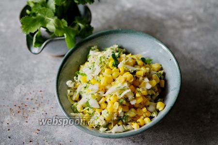 Фото рецепта Салат из пекинской капусты с кукурузой