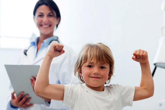 Витаминные комплексы, процедуры закливания, физические упражнения - залог укрепления иммунитета ребенка