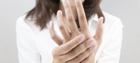 Возможные причины покалывания и ощущения мурашек в пальцах рук