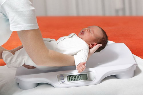 Как взвесить дома новорожденного без весов? Никак!