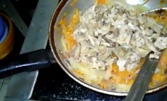 Обжариваем грибы с луком и морковью