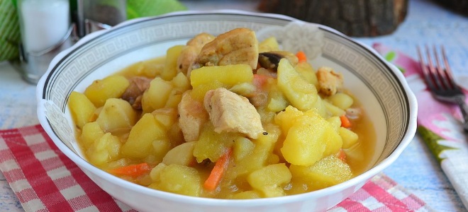 тушеная картошка с курицей и овощами