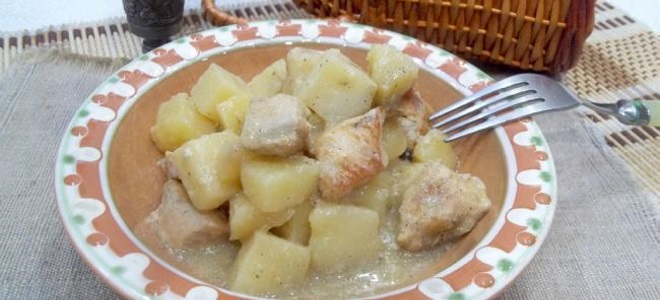 тушеная картошка с куриным филе