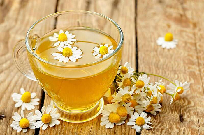 Чай из ромашки для облегчения симптомов височного артрита